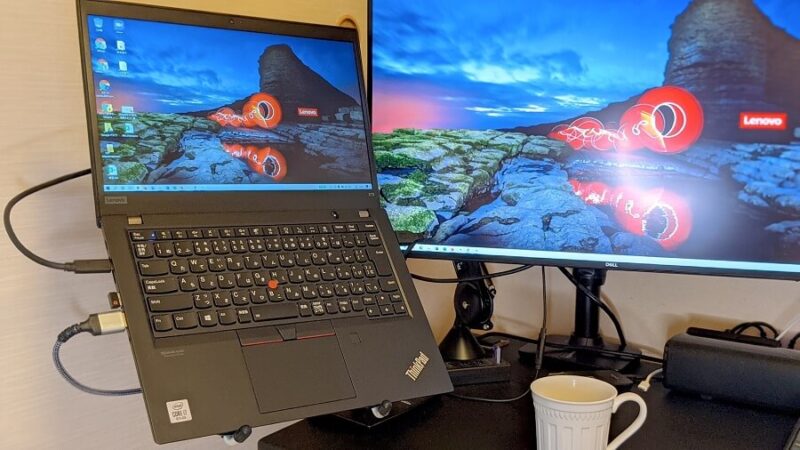 ノートPCをモニターアーム＋マウントトレーで浮かせている写真