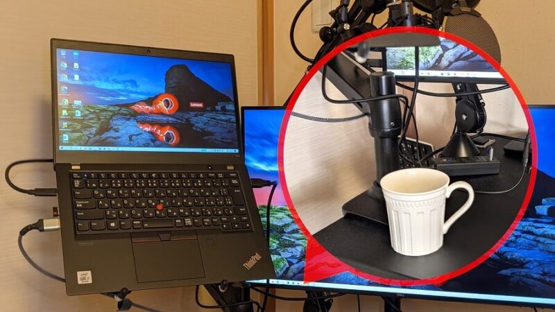 ノートPCを浮かせ、空けた場所にコーヒーカップを置いている写真