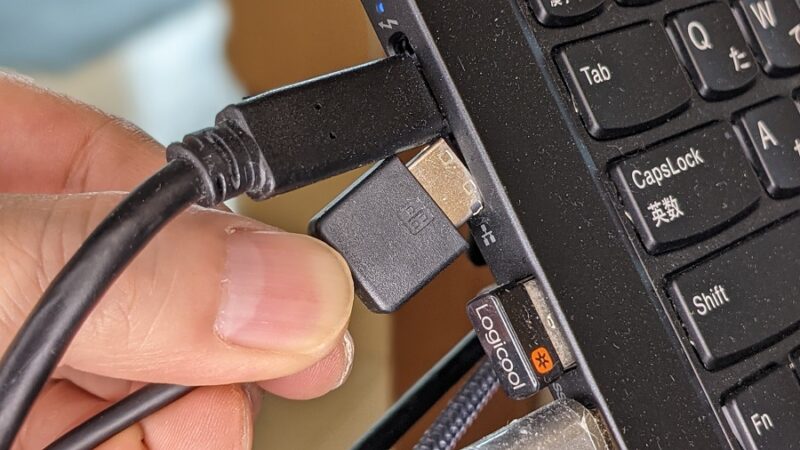 Thinkpad X13は、USB Type-C（Thunderbolt3対応）とイーサネット拡張ケーブルは、コネクタが干渉して刺さらない。