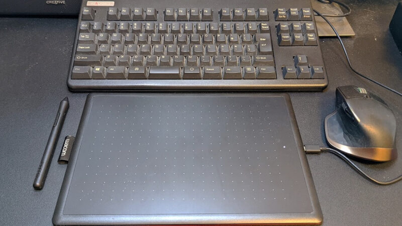 机に置いた、ペンタブのキーボード、マウスで大きさ比較写真