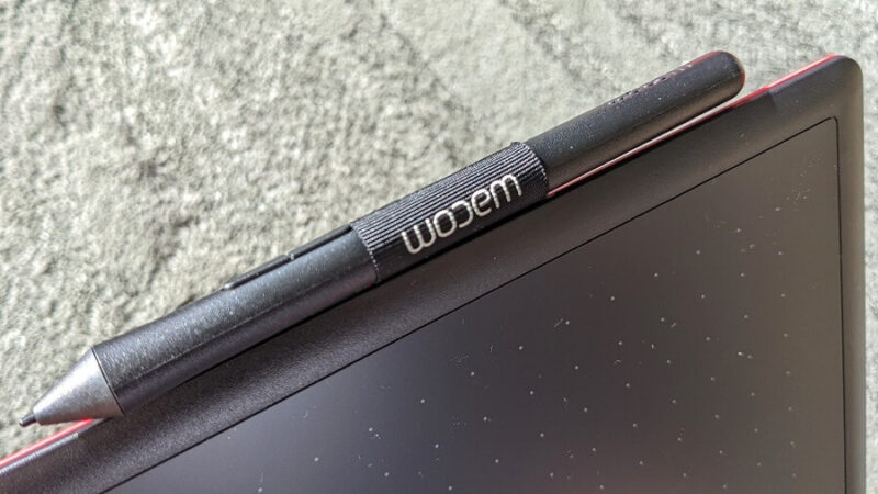 One by Wacom CTL-672/K0-Cのタブレット側面にペンを差した写真