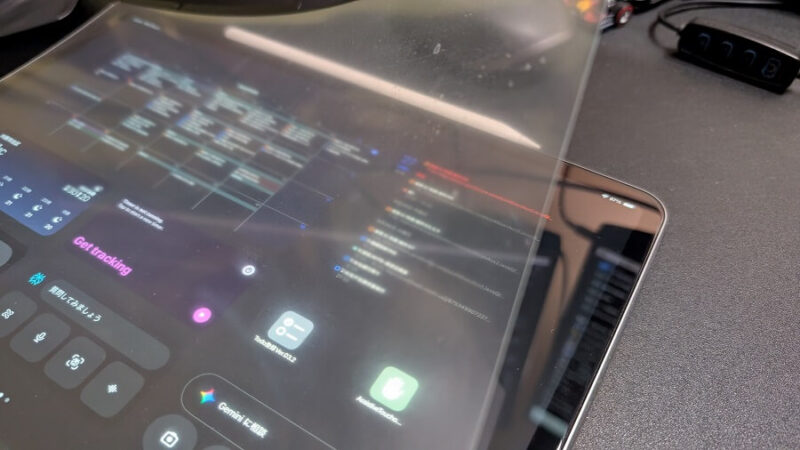 ESR iPad Air 13インチ M3/M2専用 ペーパーライクフィルムをiPad Airに貼り付ける様子の写真